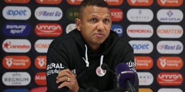 trabzonspor-antalyaspor-maci-sonrasi-mehmet-aurelio-galibiyeti-hak-ettiler-f1CAFwTe.jpg