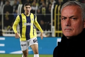 premier-lig-devi-jose-mourinhonun-yusuf-akcicek-karari-sonrasi-soka-ugradi-genc-stoper-icin-Btrr53Fd.jpg