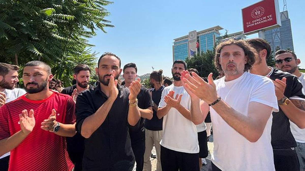 3-lig-futbolcularindan-bakanlik-onunde-aciklama-6I7Cm4ZU.jpg