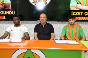 alanyaspor-2-yeni-yildizi-icin-imza-toreni-duzenledi-iEDhZk4d.jpg
