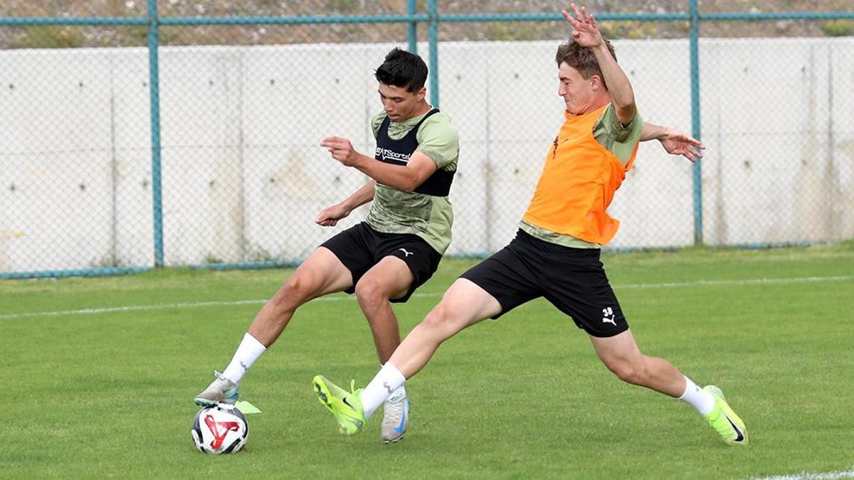 alanyaspor-yeni-sezon-hazirliklarini-surduruyor-eyU6K5Hb.jpg