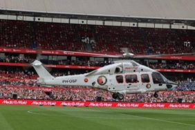 esi-benzeri-olmayan-transfer-gosterisi-helikopterle-sahaya-indiler-vF1TbZBg.jpg