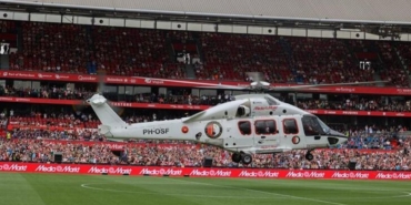 esi-benzeri-olmayan-transfer-gosterisi-helikopterle-sahaya-indiler-vF1TbZBg.jpg