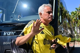 fenerbahcede-jose-mourinho-2-futbolcunun-ustunu-cizdi-biletleri-kesildi-BtSY2U8b.jpg