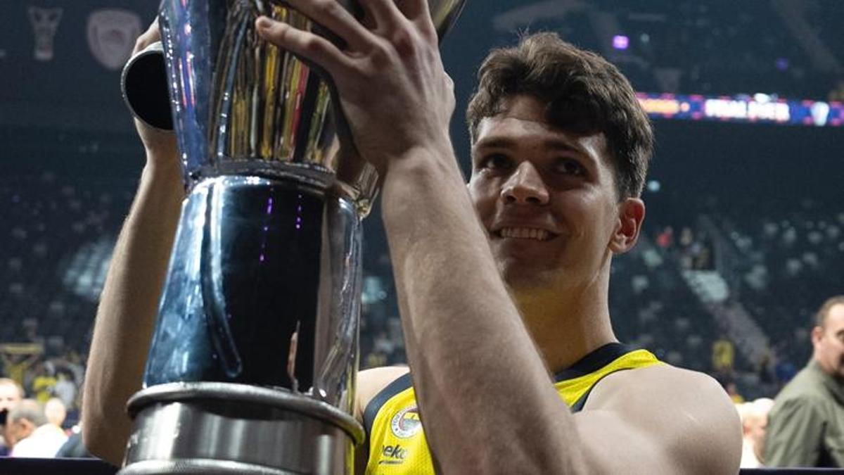 fenerbahcede-yeni-sozlesme-resmen-aciklandi-3-yillik-imza-Nq6UUNxb.jpg
