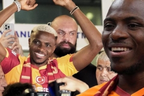 galatasarayda-osimhen-ayaginin-tozuyla-rekoru-da-kirdi-2-milyon-kisi-OULLOS4j.jpg