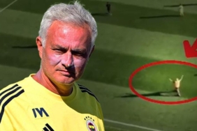 mourinho-cilgina-dondu-sahanin-icine-daldi-hareketi-olay-oldu-QOYO1jba.jpg