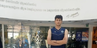 nejat-efe-arkasda-YUcSAMBH.jpeg
