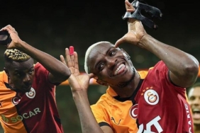 osimhen-telefonun-basinda-bekliyor-galatasaraya-resmi-aciklamaya-hazirlaniyor-ingilizler-ise-saskin-iT5Y5sgX.jpg