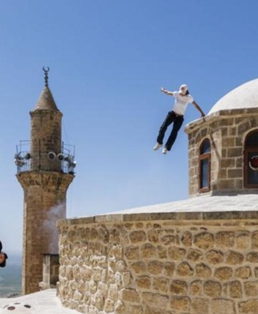 red-bull-sporculari-hazal-nehir-ve-lilou-ruel-tarihi-mardin-catilarinda-sinirlari-zorladi-2wGGCeXH.jpg
