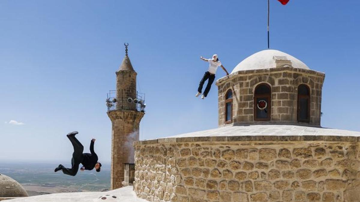 red-bull-sporculari-hazal-nehir-ve-lilou-ruel-tarihi-mardin-catilarinda-sinirlari-zorladi-2wGGCeXH.jpg