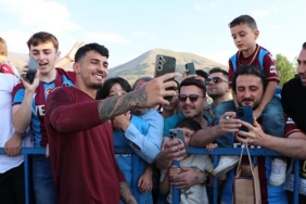 trabzonsporda-futbolcular-taraftarla-bir-araya-geldi-rQpjZYNG.jpg