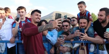 trabzonsporda-futbolcular-taraftarla-bir-araya-geldi-rQpjZYNG.jpg