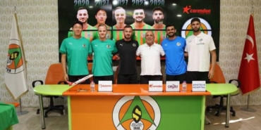 alanyaspor-sozlesmesini-uzattigi-oyuncular-icin-imza-toreni-duzenledi-KDlne6Hy.jpg