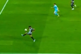 besiktas-st-patricks-macina-var-damgasi-baslar-baslamaz-izlemeye-gitti-penalti-verdi-KSn9OdSy.jpg