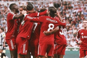nefes-kesen-mac-liverpoolun-16-yasindaki-yildiz-newcastle-unitedin-fisini-cekti-uWJNky5u.jpg