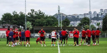 samsunspor-panathianikos-karsisinda-tur-pesinde-7FbPzuAA.jpg