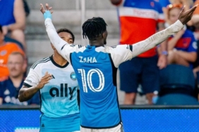 zahadan-muhtesem-gol-charlotteu-sirtladi-goturuyor-jjhOXRxz.jpg