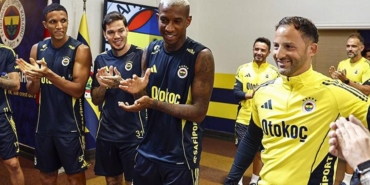 fenerbahcenin-yeni-hocasi-domenico-tedescoya-surpriz-dogum-gunu-kutlamasi-gBM3XTIF.jpg