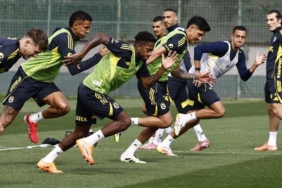 fenerbahcede-samsunspor-deplasmaninda-surpriz-eksik-teknik-heyet-karariyla-kadroya-alinmadi-xQSLNJdV.jpg