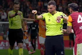 galatasaraydan-hakem-yasin-kol-tepkisi-kol-kola-kardesler-x2t9KQXX.jpg