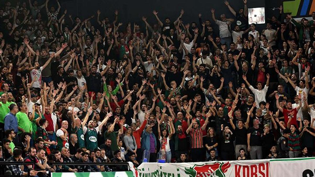 karsiyaka-basketbol-taraftariyla-bulusuyor-en46TsnS.jpg